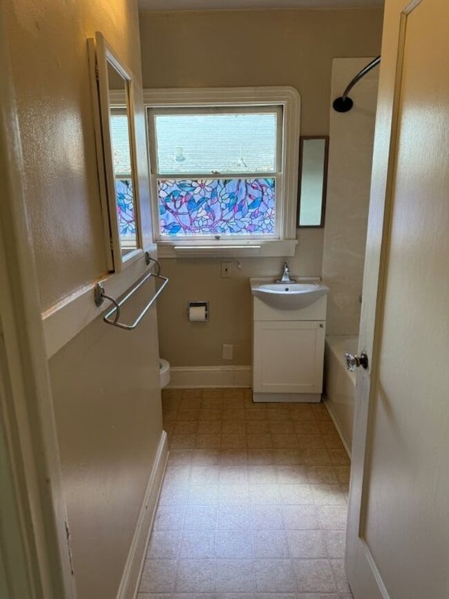 Building Photo - Rare 2 Bedroom Home Downtown Dixon *Star R...