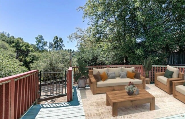 Building Photo - Escape to Your Own Private Retreat Among the Oaks