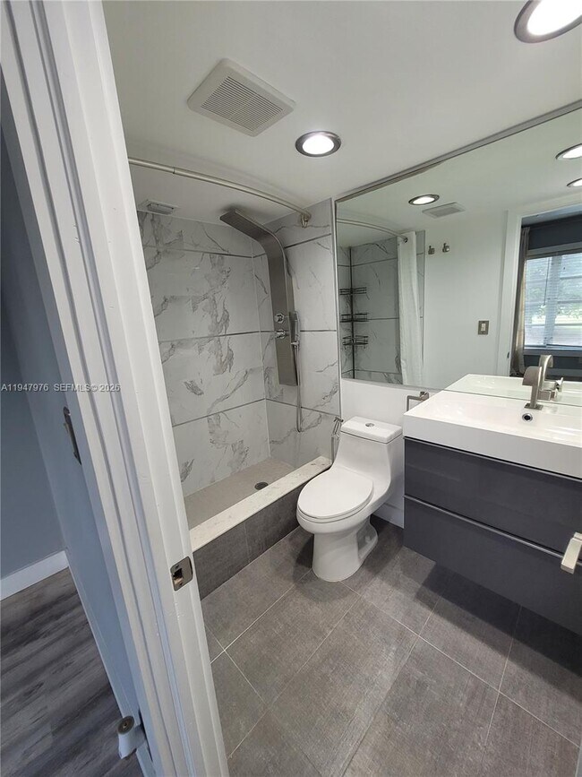 Building Photo - 3300 N Palm Aire Dr