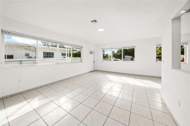 Building Photo - 1271 NE 159th St