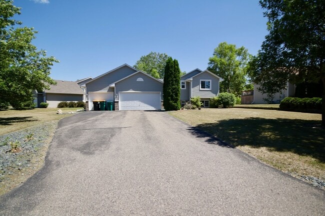 Building Photo - Spacious 5-bedroom, 3-bathroom modern home...