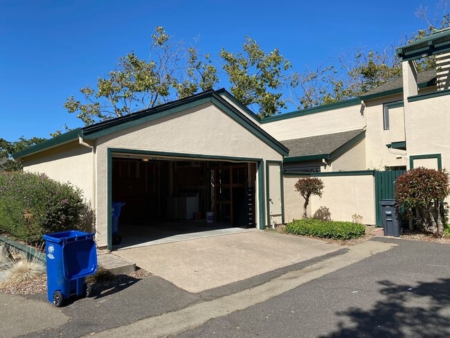 Building Photo - 201 Lagunaria Ln