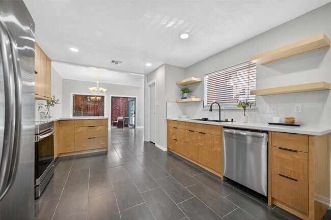 Building Photo - 7447 Cambridge St