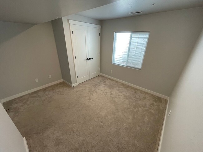 Building Photo - Large Daybreak home!
