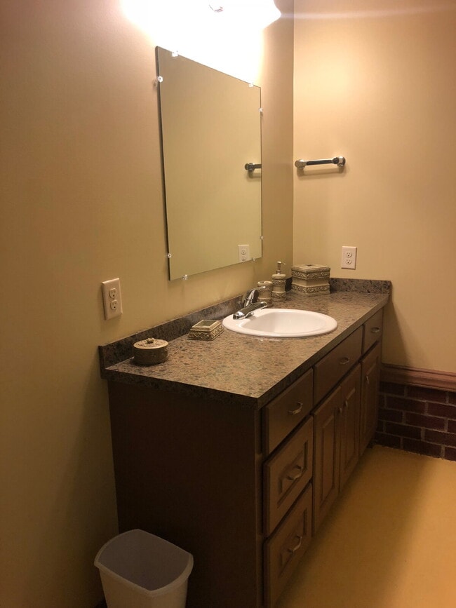 Building Photo - *FULLY FURNISHED* 1 Bedroom, 1 Bathroom Apartment *UTILITIES INCLUDED*