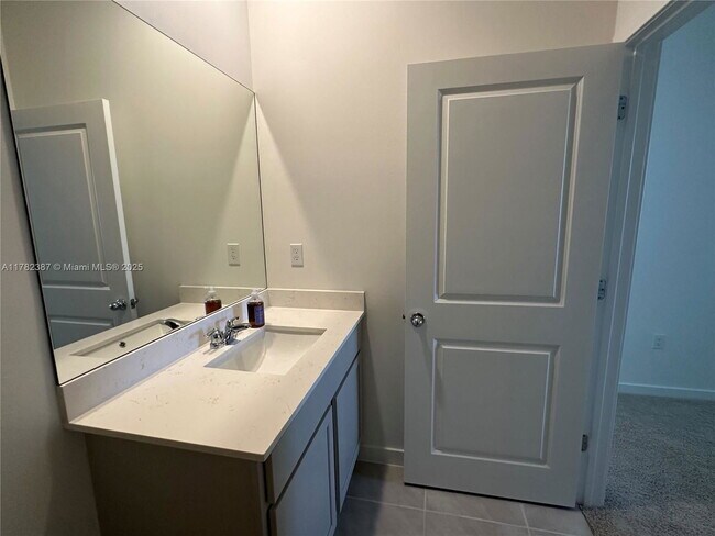 Building Photo - 822 SW 11th Ter