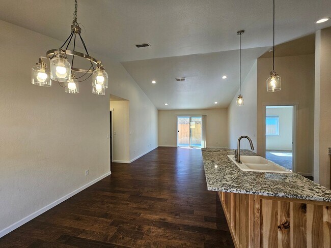 Building Photo - Newer Construction Close to Downtown Grants Pass