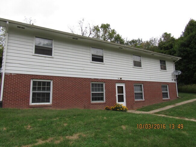 Building Photo - Random Residential Properties LLC-404 E Foster