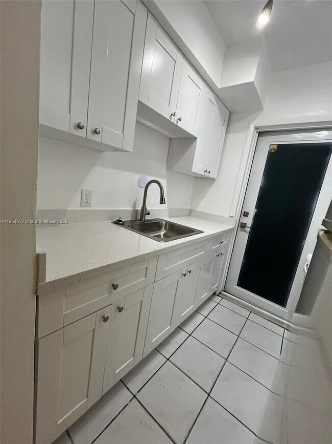 Building Photo - 7155 Rue Notre Dame