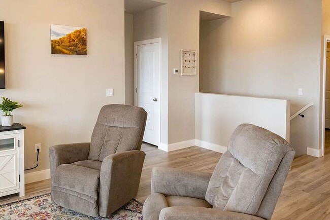 Building Photo - 3 Bedroom Furnished Home! Short term lease!! Available from May 1st - October 31st!