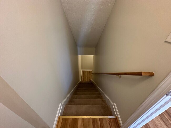 Building Photo - 3-bedroom, 3.5-bathroom nestled in Wyndhurst VA.