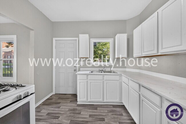 Building Photo - 640 Nesslewood Ave
