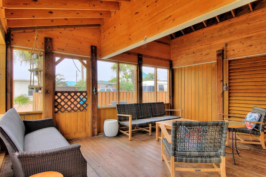 Building Photo - 134 N Alister St