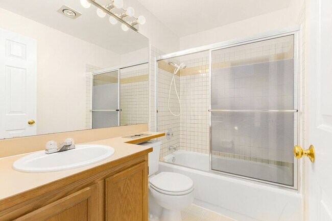 Building Photo - 3BD 2BA Townhouse - 1 Car Detached Garage