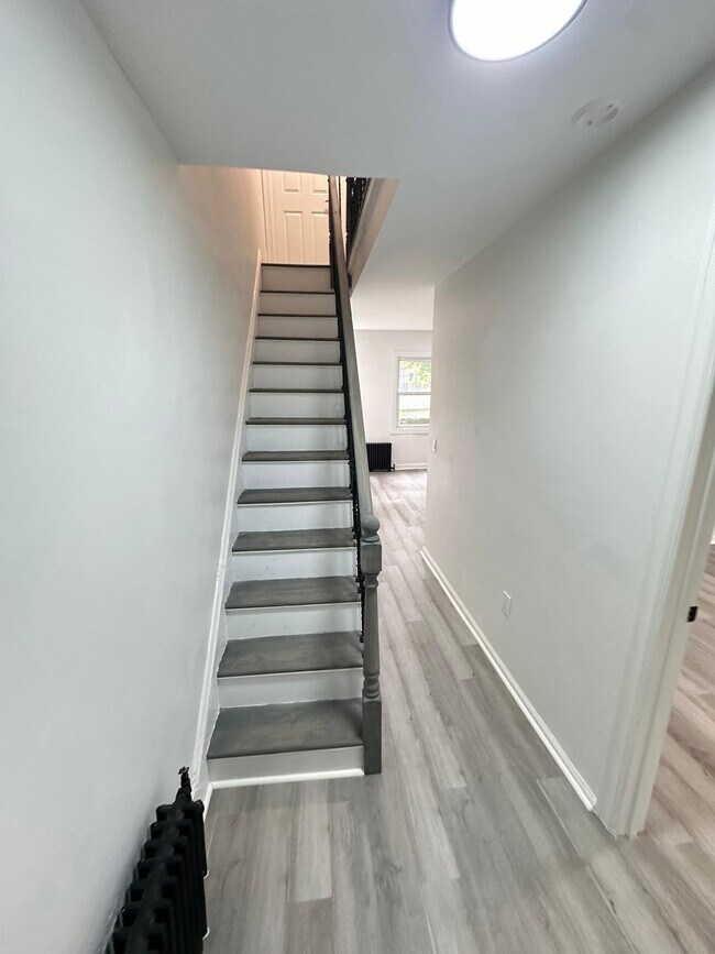 Building Photo - 109 S 7th Ave