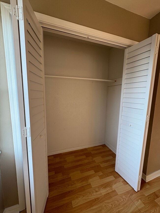 Building Photo - Huge 2 bedroom/2.5 bathroom Townhouse with...