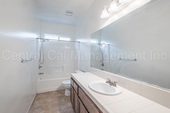 Building Photo - 4 Bedroom, 2 Bath Home - $2450 per month!