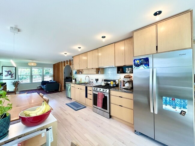 Building Photo - PRAGER DUPLEX