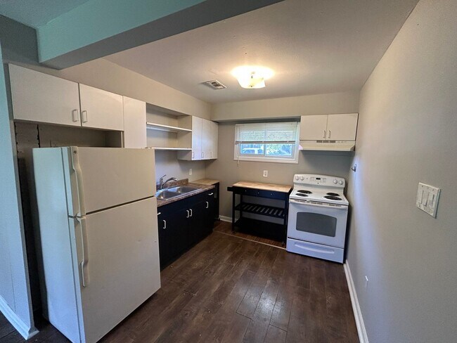 Building Photo - 4 bedroom 2 bath - Levittown