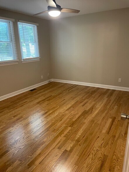 Oversized main bedroom with en suite access to bathroom. - 815 Lexington Ave