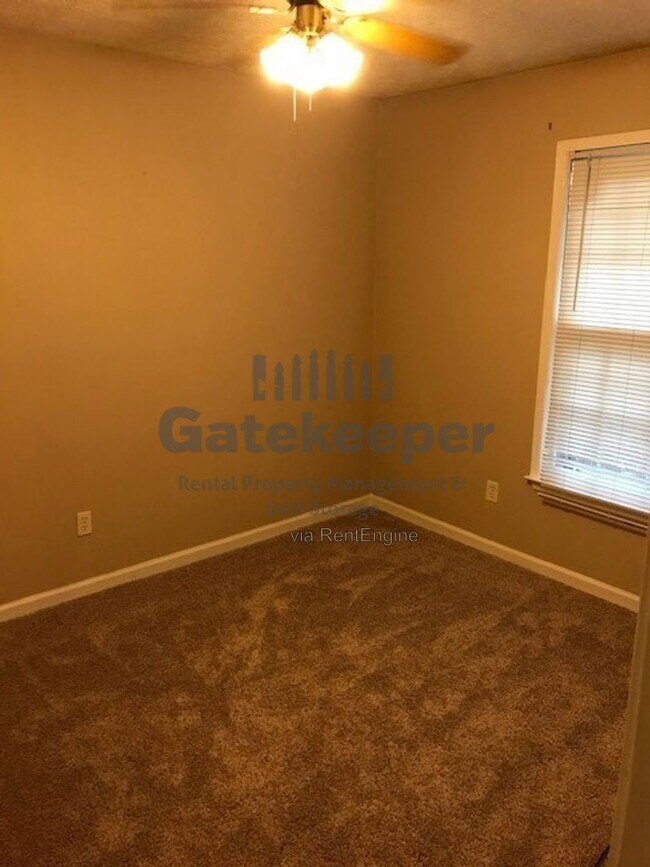 Building Photo - 207 Meadow Run