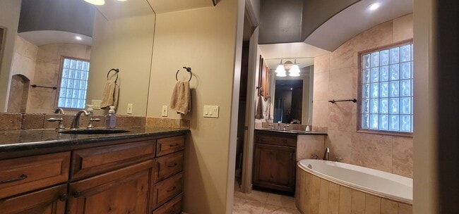 Building Photo - 16055 N Overlook Ct