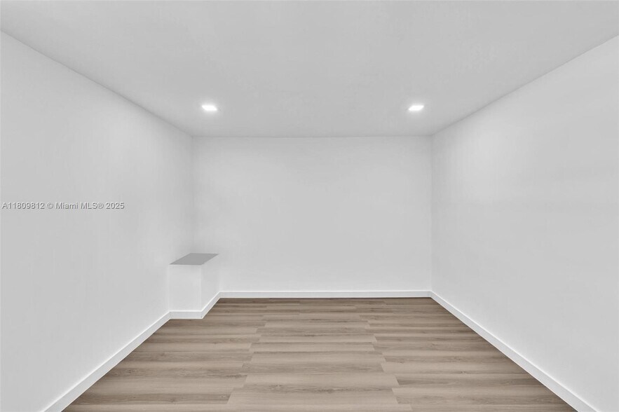 Building Photo - 418 S 57th Way