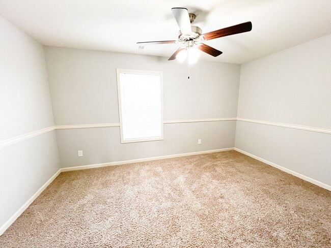 Building Photo - 2-bedroom 1.5 bath Townhome