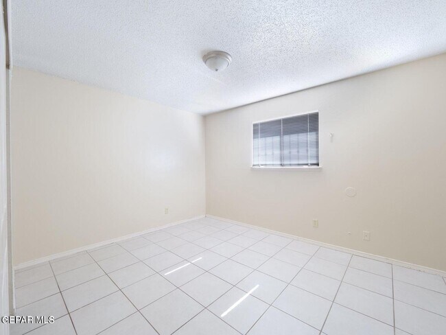 Building Photo - 2918 E Glen Dr