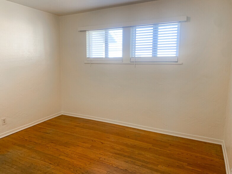 Building Photo - 832 S Maple Ave