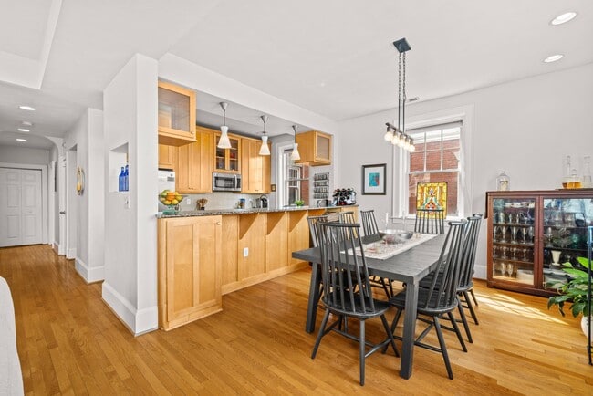 Building Photo - Amazing Garden-Style Condo Available NOW! ...