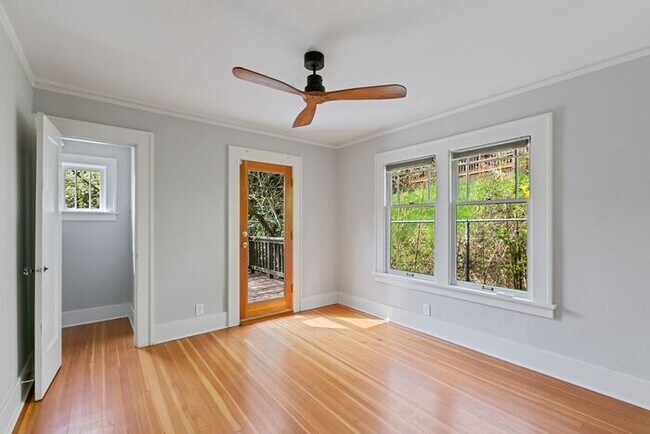 Building Photo - Charming AIR CONDITIONED Leschi Craftsman