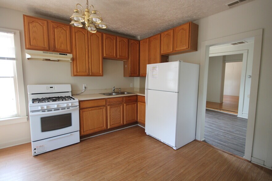 Building Photo - 832 W Walnut St