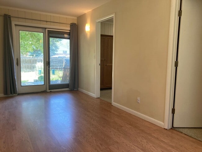 Building Photo - Huge 5BR, large yard, fireplace, big rooms...