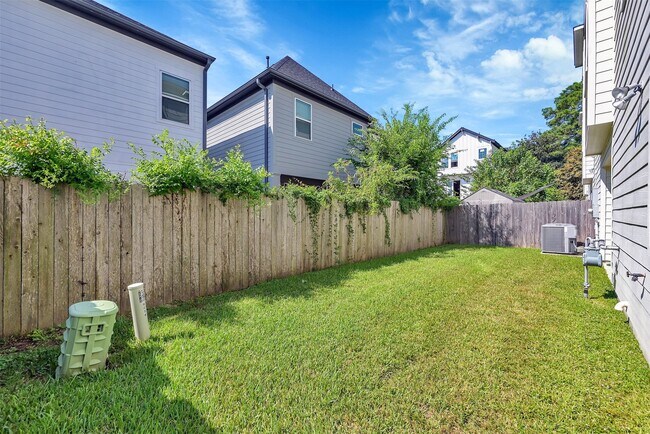 Building Photo - 9058 Laverne Cres