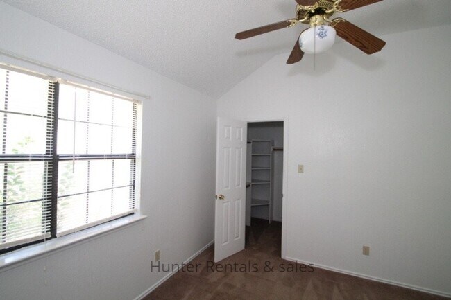 Building Photo - 300 Sioux Cir