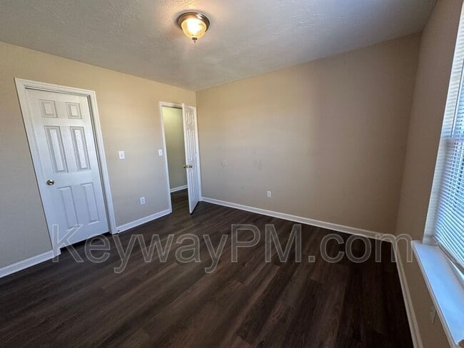 Building Photo - 221 Taylor Cir