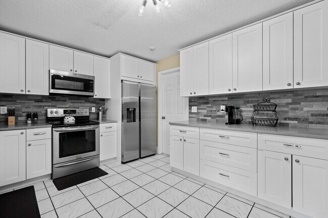 Building Photo - 13724 Lilac Pl