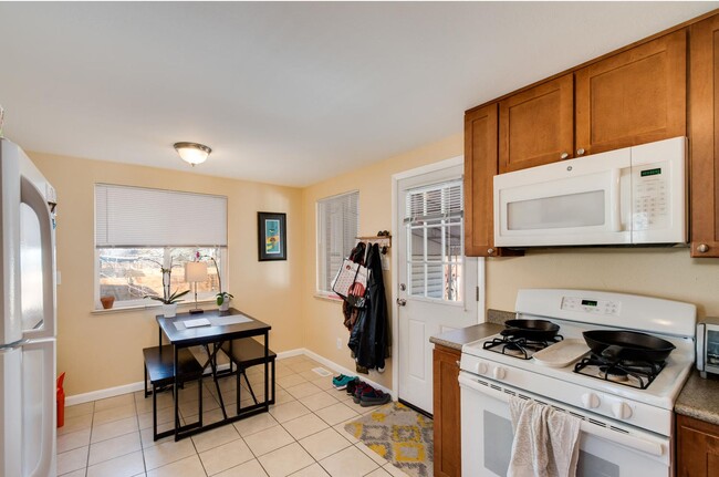 Building Photo - Roomy Sunnyside Duplex with Finished Basement in a Prime Location