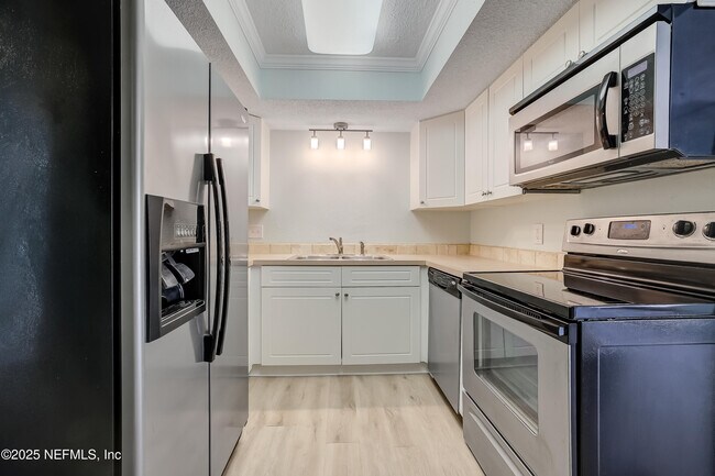 Building Photo - 6561 Mission Ct