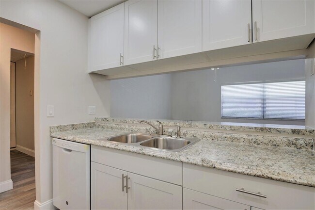 Building Photo - 484 Springdale Cir