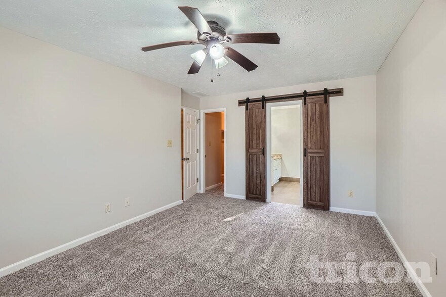 Building Photo - 5 Meadow Green