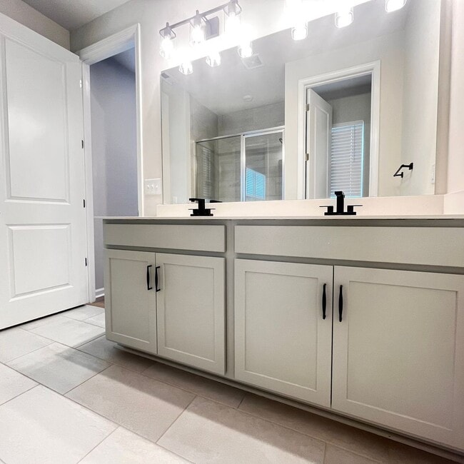 Building Photo - ** MOVE -IN SPECIAL! $500 off the first month's rent if approved application received by 06/30/20...