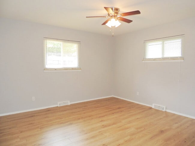 Building Photo - 3 Bed - 1.5 Bath Ranch for Rent in Richmond Heights!