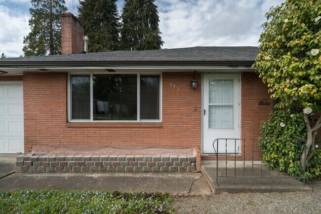 Building Photo - $500 move-in incentive! Awesome 3-bdrm/2-bath duplex in heart of Hillsboro—Laundry hook ups, atta...