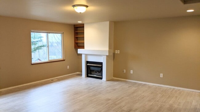 Building Photo - Spacious Four Bedroom in Great Location!