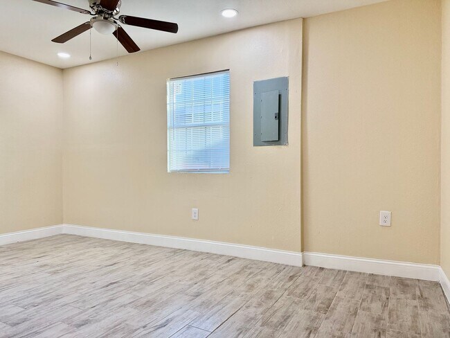 Building Photo - House For Rent