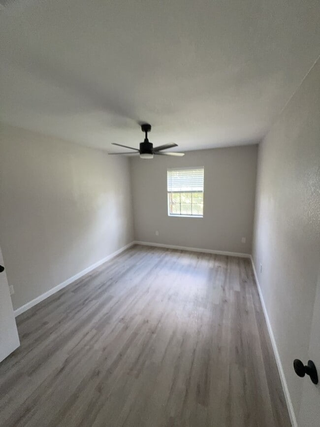 Building Photo - AVAILABLE NOW - (SECTION 8 ACCEPTED)