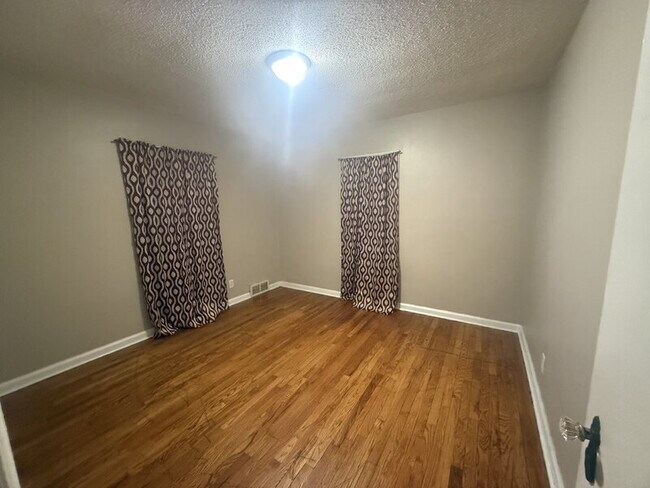 Building Photo - 1517 E Jefferson Ave