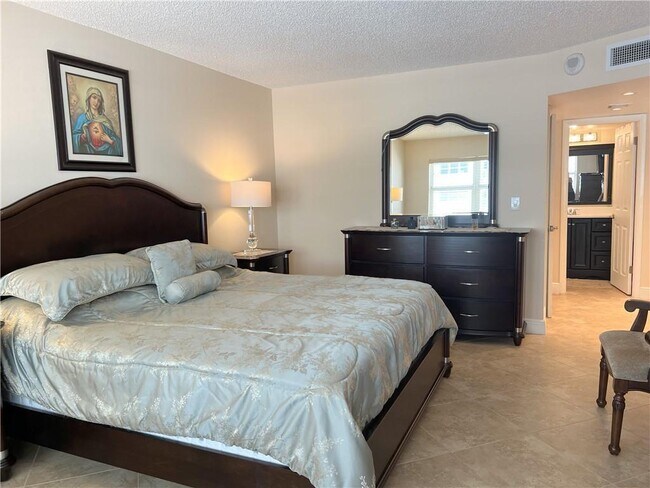 Building Photo - 3400 Galt Ocean Dr